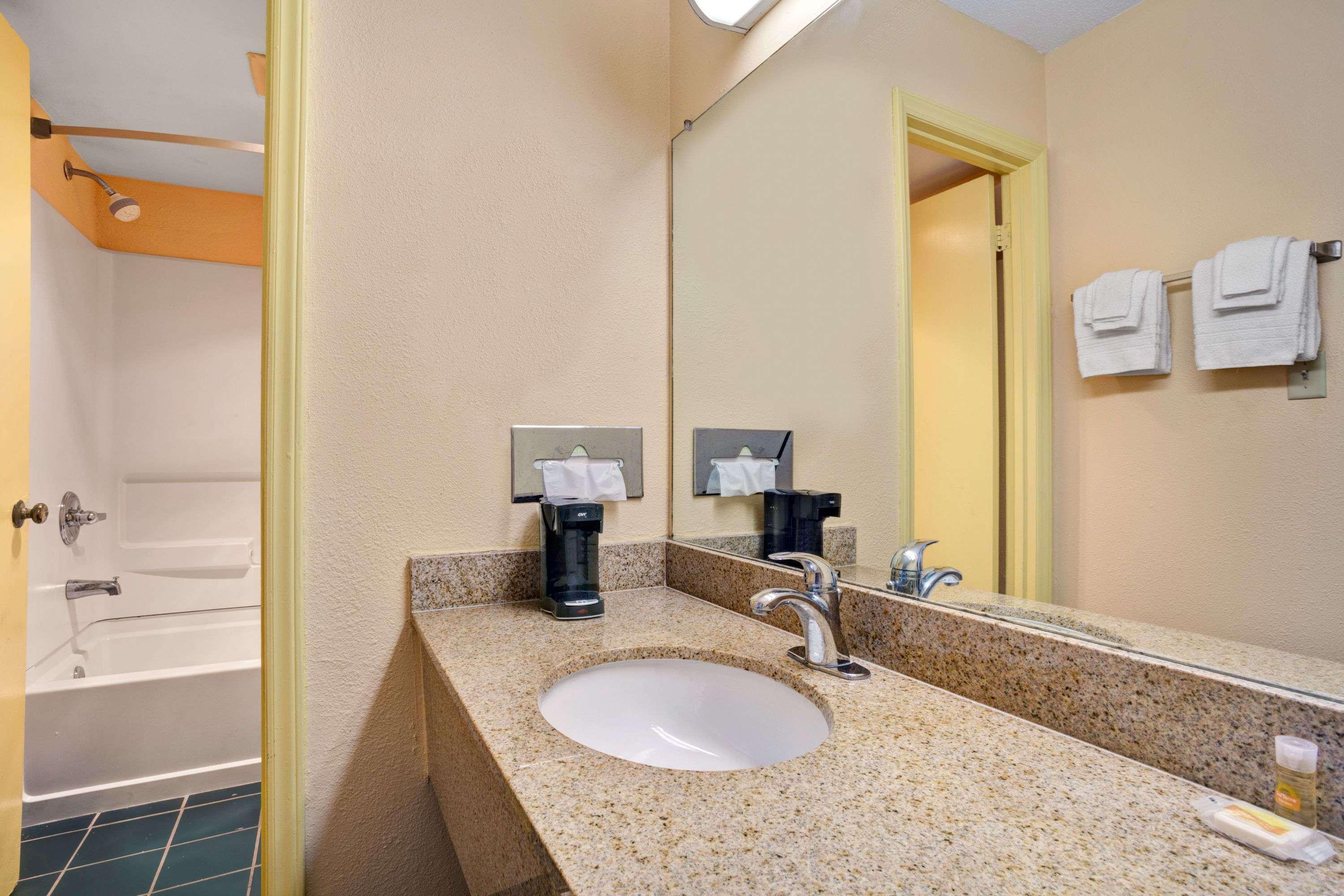 Days Inn By Wyndham אליזבת סיטי מראה חיצוני תמונה